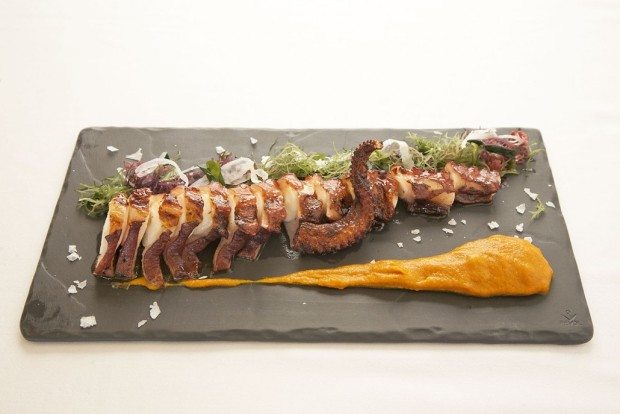 RESTAURANTE-ARROCERIA-PULPO-A-LA-PARRILLA-CON-CREMA-DE-ZANAHORIA-1030x687-1