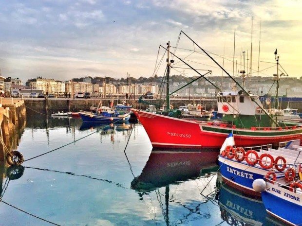 muelle donostia sisters and the city