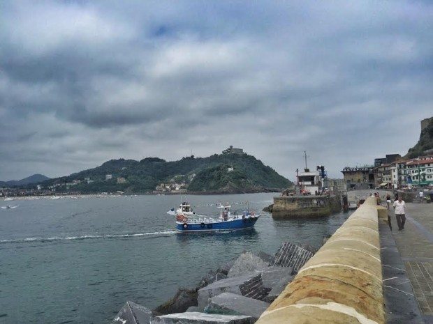 puerto sisters and the city donostia san sebastian