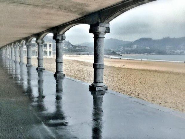 Voladizos playa de la Concha San Sebastian Donostia sisters and the city