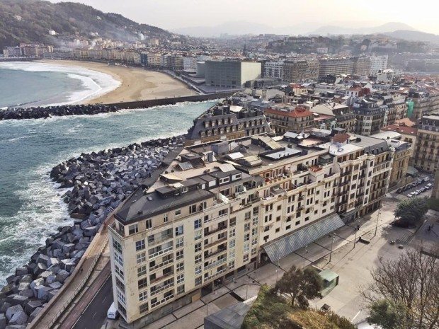 urgull sisters and the city donostia san sebastian