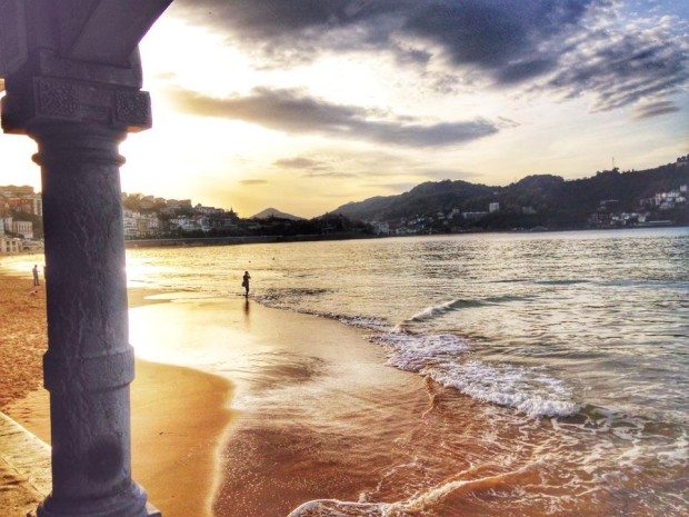 Voladizos playa de la Concha San Sebastian Donostia sisters and the city