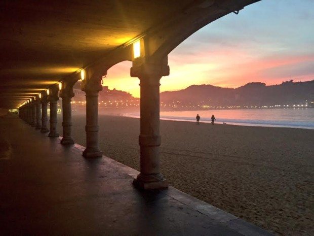 Voladizos playa de la Concha San Sebastian Donostia sisters and the city