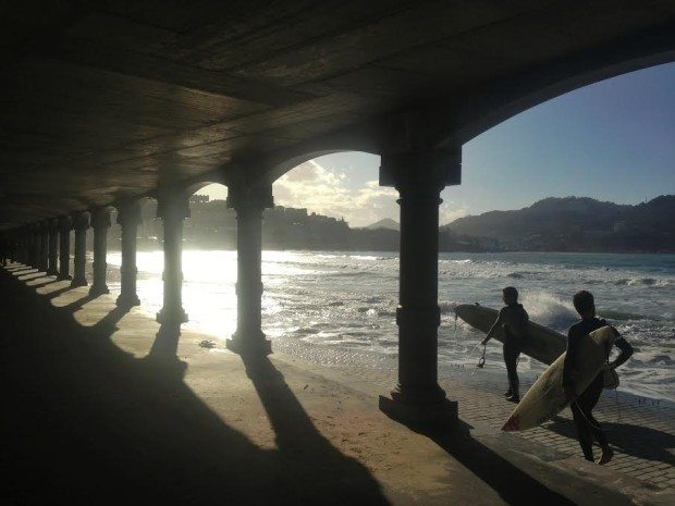 Voladizos playa de la Concha San Sebastian Donostia sisters and the city