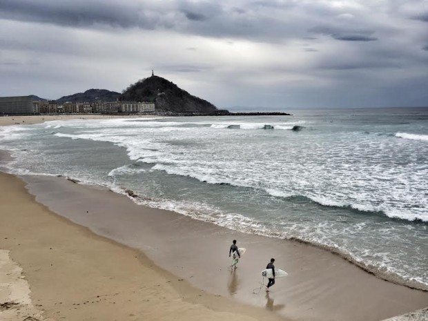 Zurriola Sagües San Sebastian Donostia sisters and the city