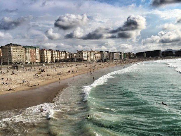 Zurriola Sagües San Sebastian Donostia sisters and the city