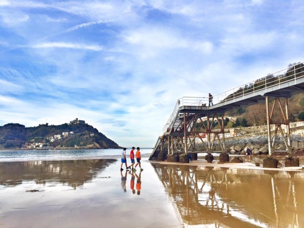 donostia san sebastian sisters and the city la concha