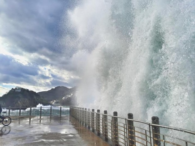 olas en el paseo nuevo donostia san sebastian