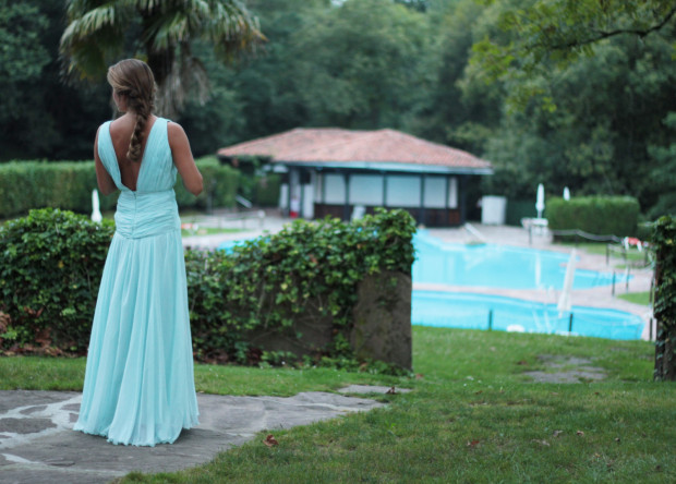 novia en piscina