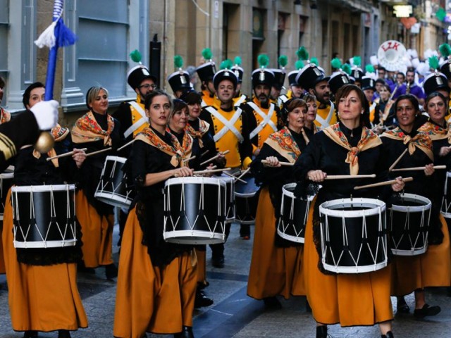 la-enfermera-particpara-en-la-tamborrada