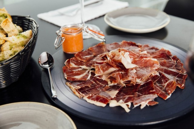 TABLA DE JAMÓN IBÉRICO CON TOSTAS Y TOMATE