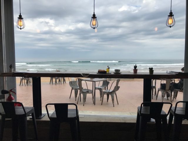 Shelter Zarautz desayunar comer surf sushi pote