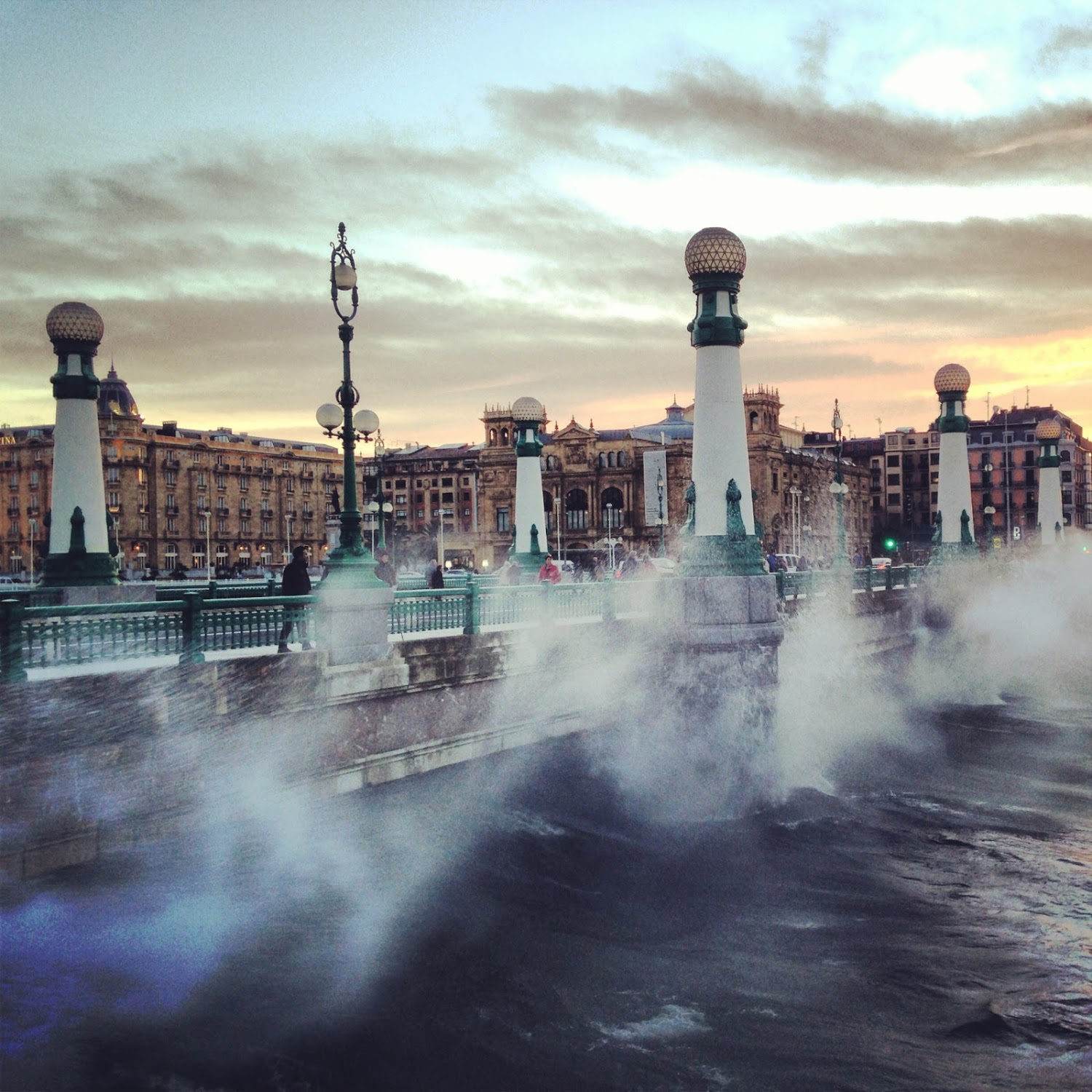 exploring-the-city-puente-kursaal