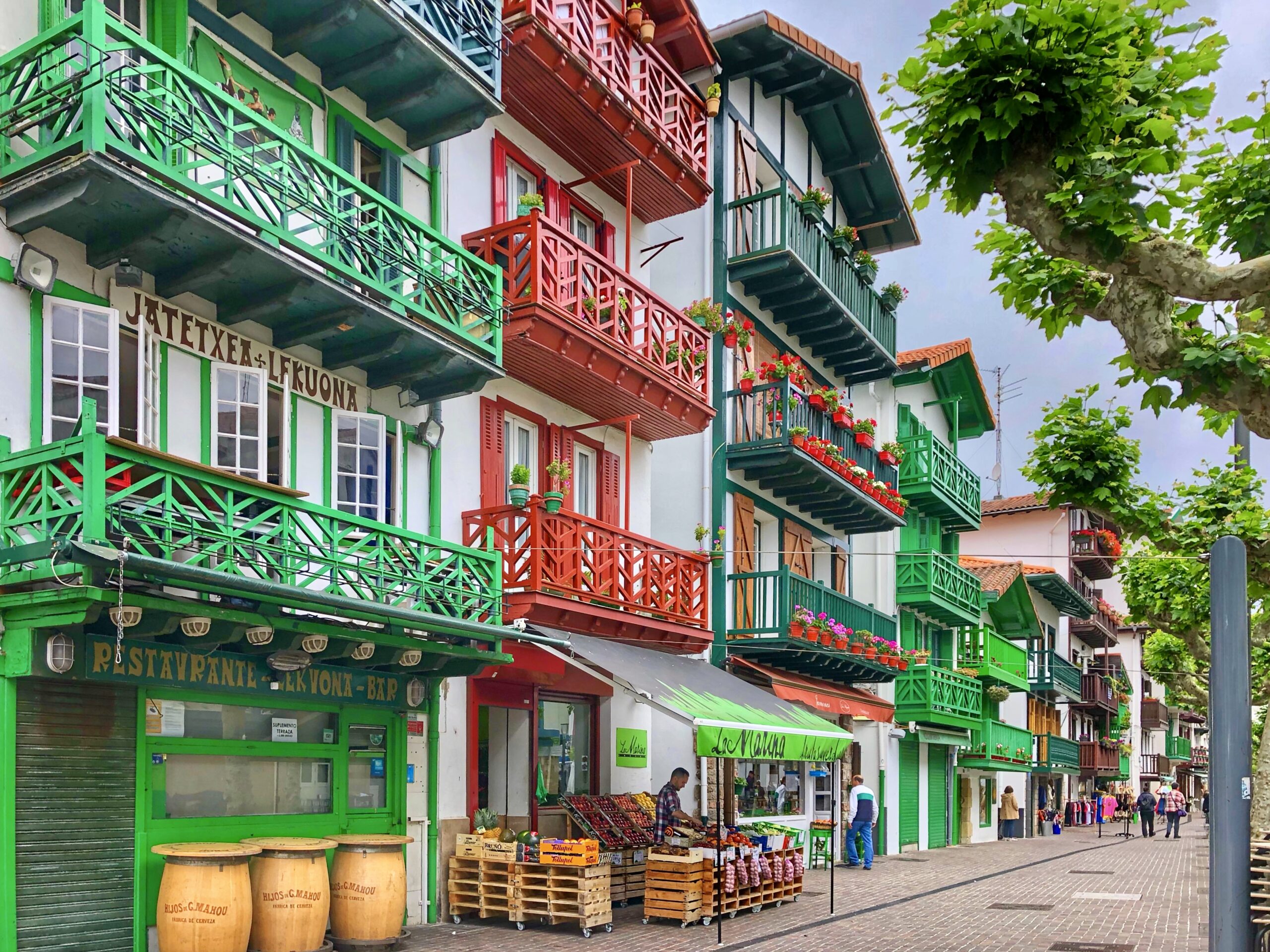 Hondarribia, uno de los pueblos más bonitos del mundo. | Sisters and the City