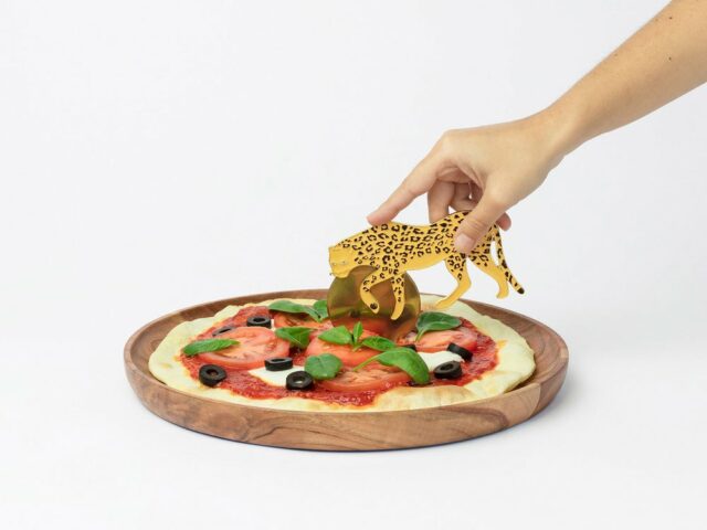 Helmet pizza cutter