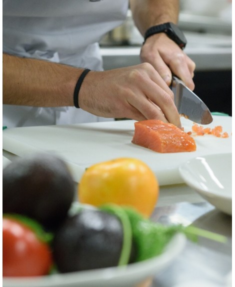 Chef en cocinar delantal de cocina en la cocina. Hombre en la cocina con  verduras. Retrato de hombre casual que cocina en la cocina con ingredientes  vegetales. Chico Fotografía de stock 